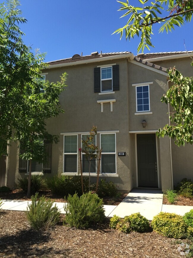 Building Photo - Low Maintenance Home Centrally Located wit...