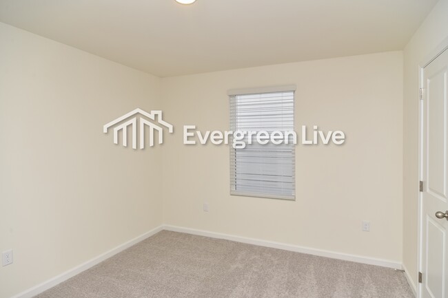 Photo - 157 Snowdrop Ave