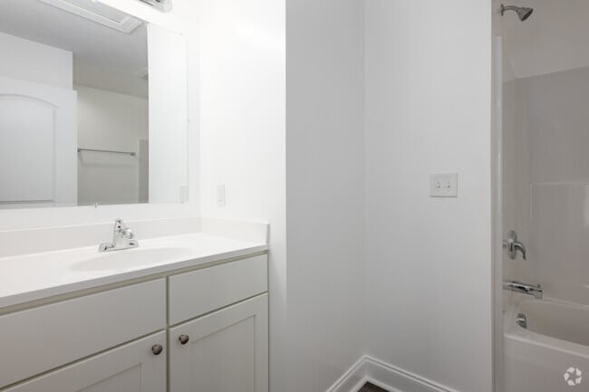 3 pisos - 1854 pies cuadrados - Tercer baño - 375-395 Skylar Dr