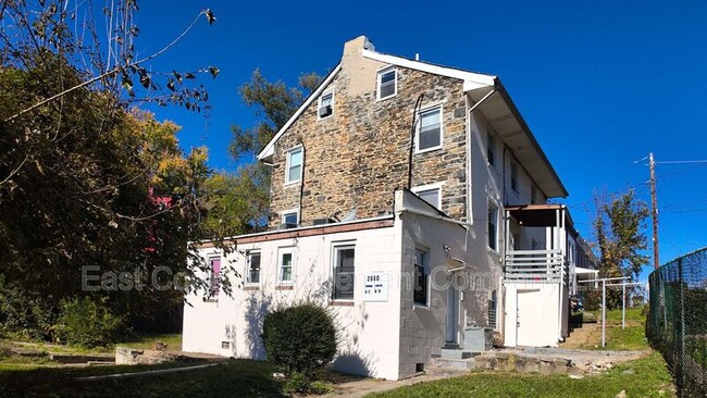 Photo - 2860 W Baltimore St Unidad B