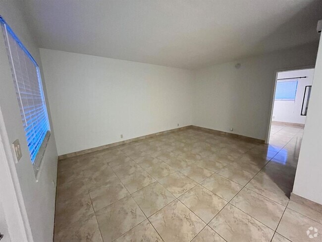 Building Photo - 3220 NE 10th St Unit 4 Rental