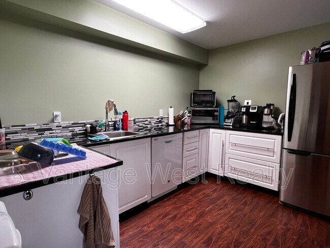 Photo - 1560 Glenmore Rd N