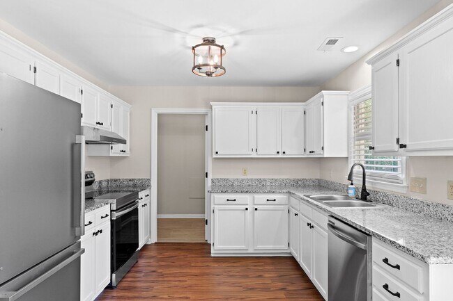 Photo - 401 Wyndham Dr