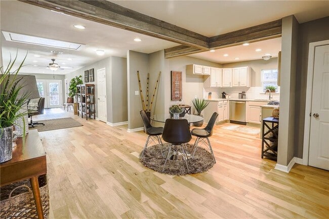 Photo - 407 W Odell St