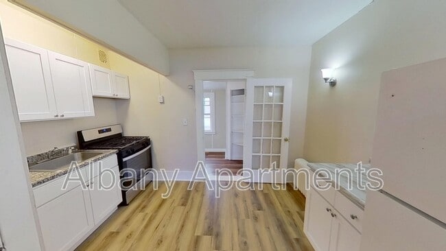 Building Photo - 566 Park Ave