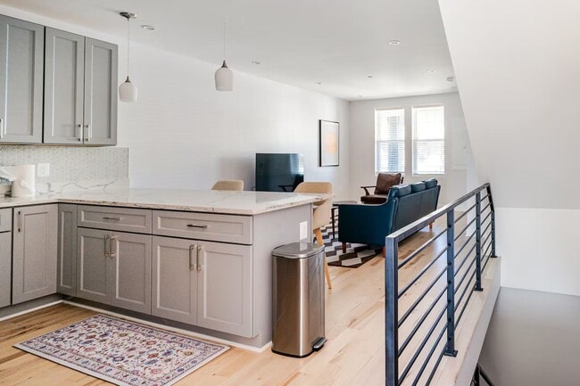 Photo - 1331 Queen St NE