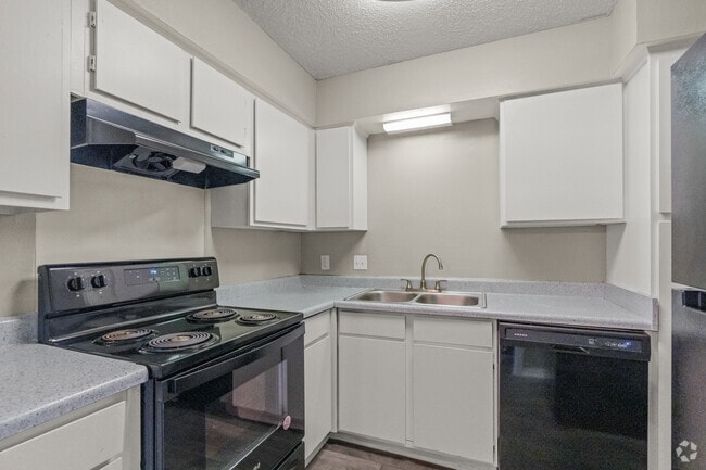 1BR, 1BA - 651 SF - Kitchen