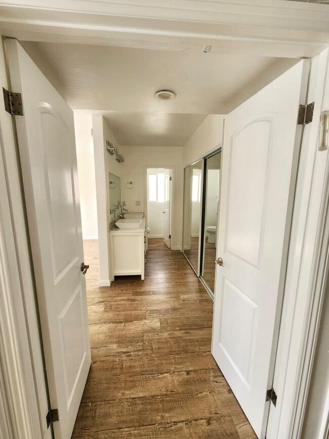 Photo - Beautiful and spacious condo in Tarzana!