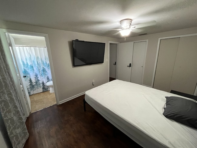 Photo - 740 Jenkins St