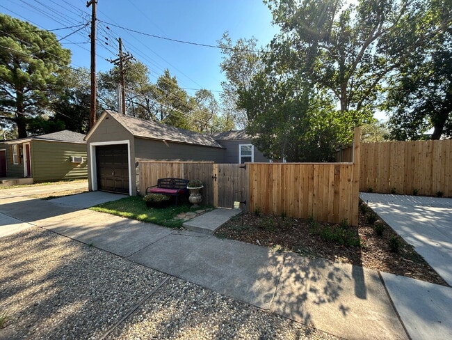 Building Photo - 2832 24th St Unit Rear Rental
