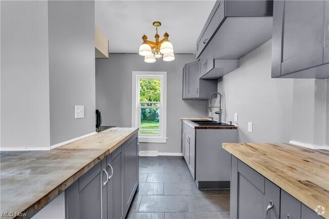 Building Photo - 223 W 15th St Rental