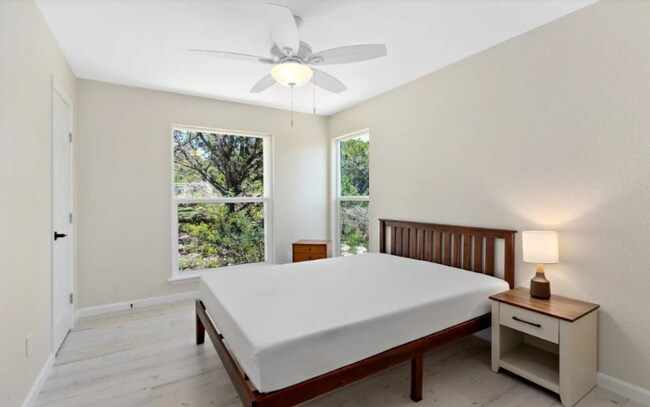 Photo - 739 Lakebreeze Dr