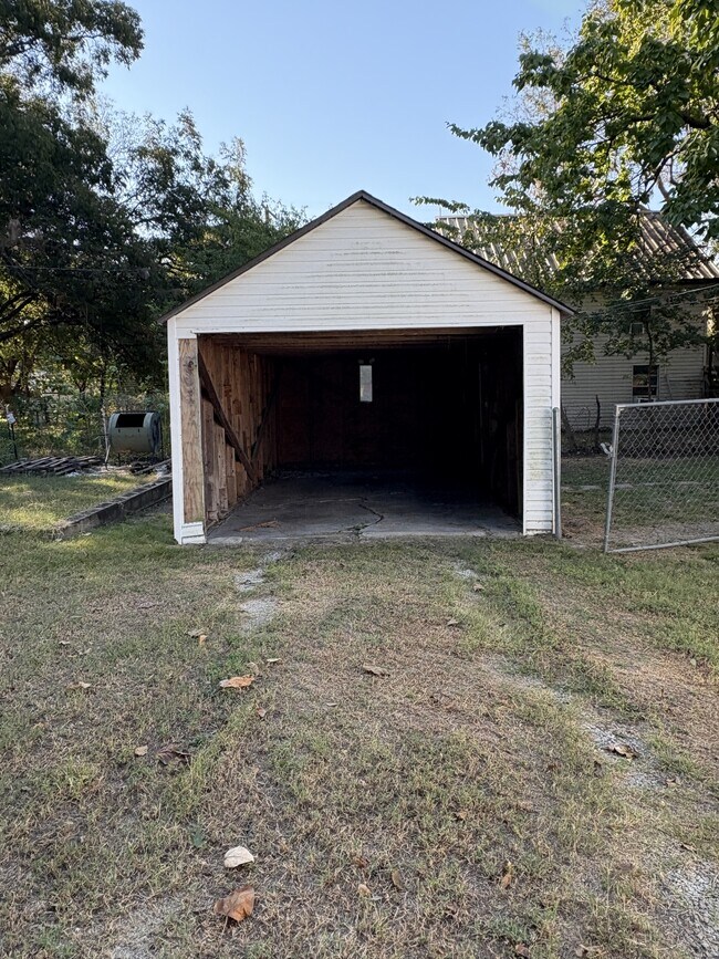 Photo - 631 W 5th
