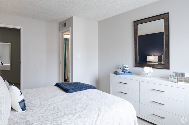 2BR, 1BA - 840SF