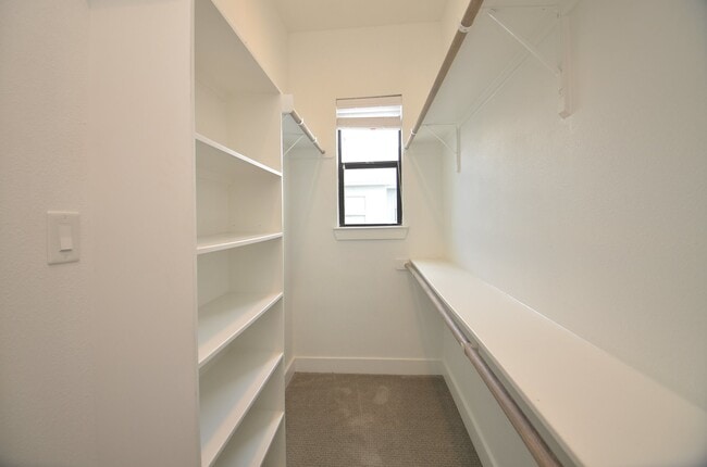 Building Photo - 2616 Riverside Dr Rental