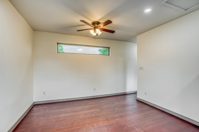 Photo - 3502 Longwood Dr Unit B