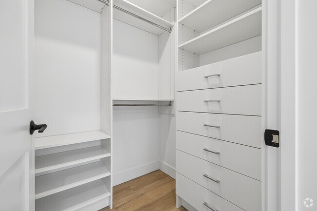 1BR, 1BA - 937SF - Bedroom Closet