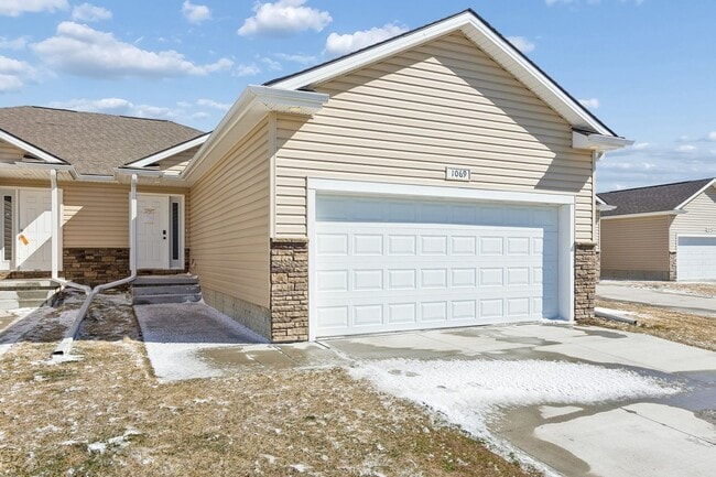 Photo - 4-Bedroom Townhome Near Village Pointe!!