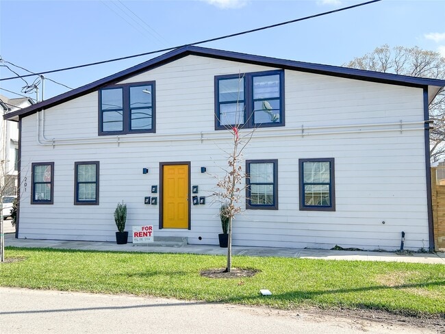 Building Photo - 201 Eastwood St Unit 2