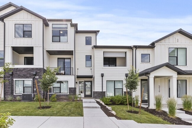 Building Photo - 5941 N Cardiff Pass Dr