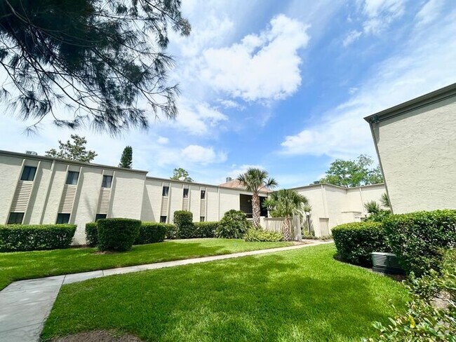 Building Photo - Charming 1/1 Condo in Gated Resort-Style C...