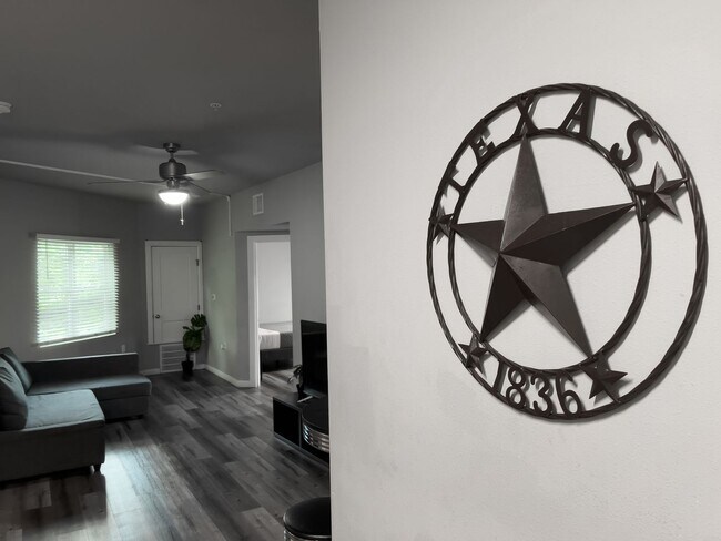 4 Bed / 2 Bath in West Campus – Bring Your... - 4 Bed / 2 Bath in West Campus – Bring Your... Apartment Unit 4/2