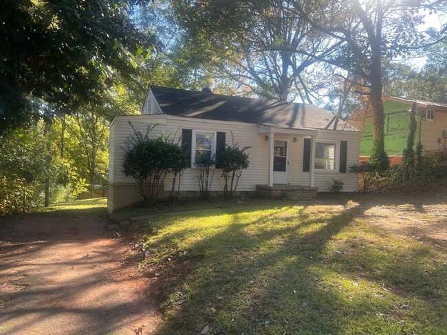 Building Photo - Charming 2 bedroom, 1 bathroom Home Located in the Desirable Greenville, SC Area!