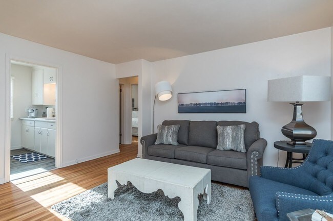 Living Room - 1702 S Phillips Ave Unit 2