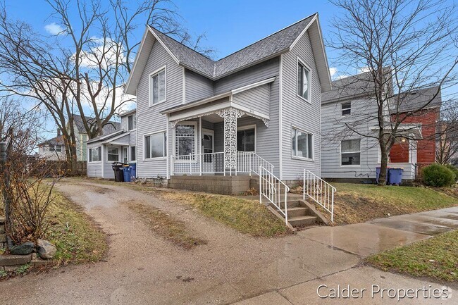 Building Photo - 843 Lake Dr SE Rental