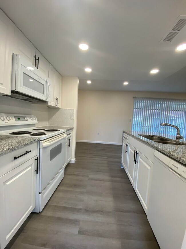 NEWLY RENOVATED 2 BED 2 BATH CONDO NEAR UC... House Rental in
