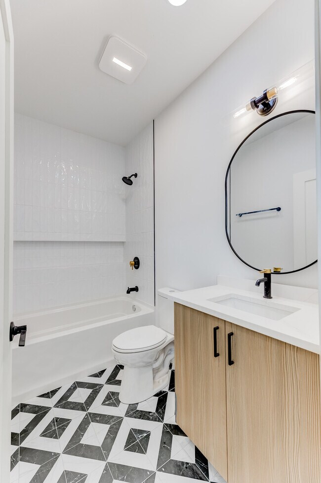 Photo - 241 W 74th St Unidad 2