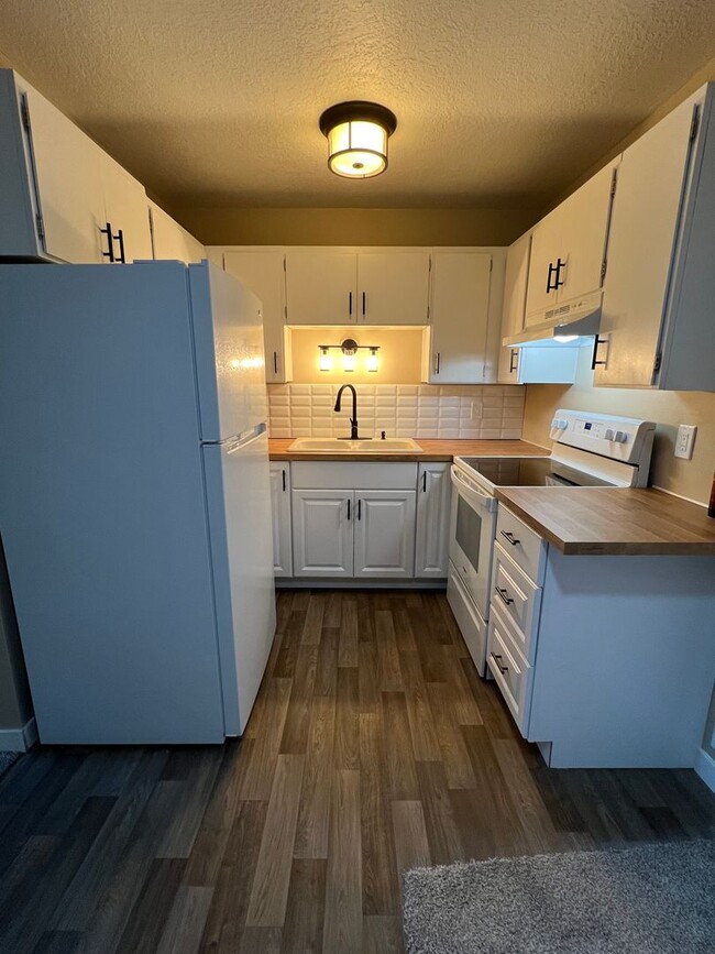 Building Photo - Fully Remodeled Rockwood 2-Bedroom Unit 1029