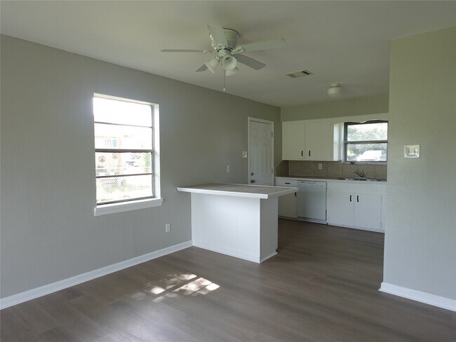 Photo - 8033 Ritz St
