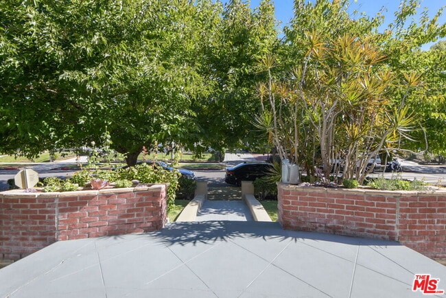 Photo - 975 Westchester Pl