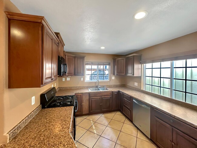 Building Photo - Beautiful 3B 2BA Duplex Unit w/ Balcony, W... Rental