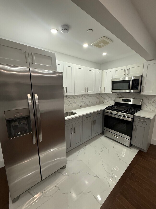 Photo - 5-31 B 72 St