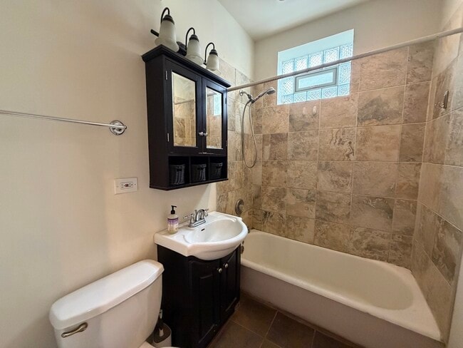 Photo - 4621 N Rockwell St Unit 3