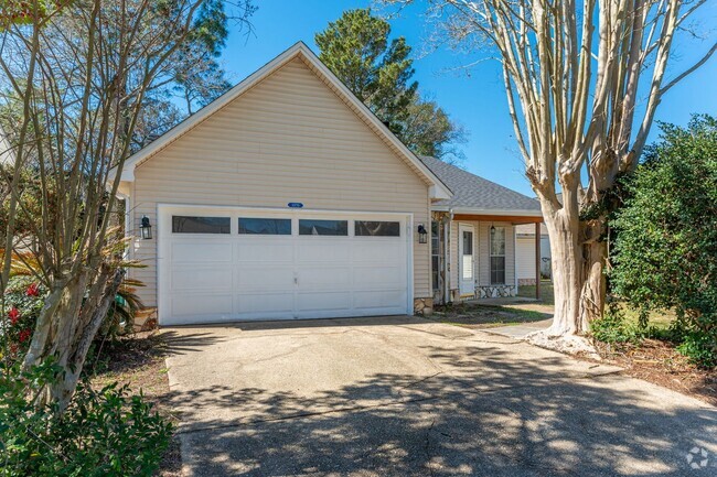 Building Photo - Charming & Updated home in Blue Pine Village!