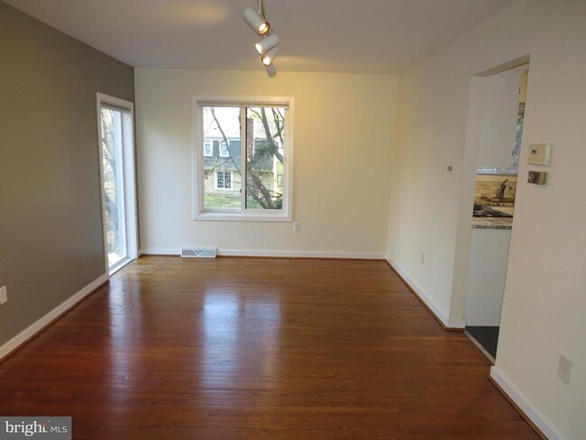 Photo - 30 Kings Grant Rd