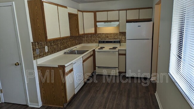 Photo - 6079 In the Pines Dr SE