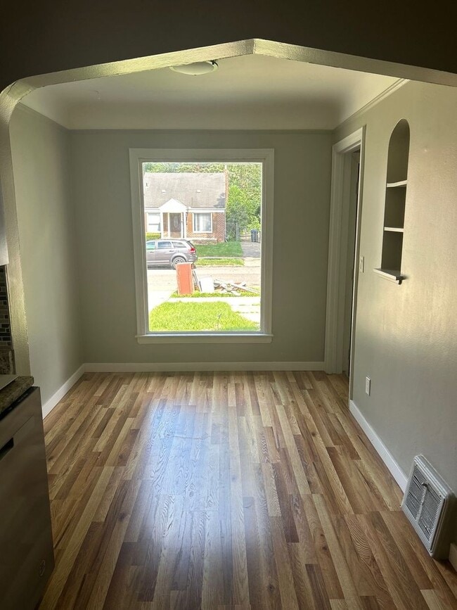 Photo - 16183 Dale St