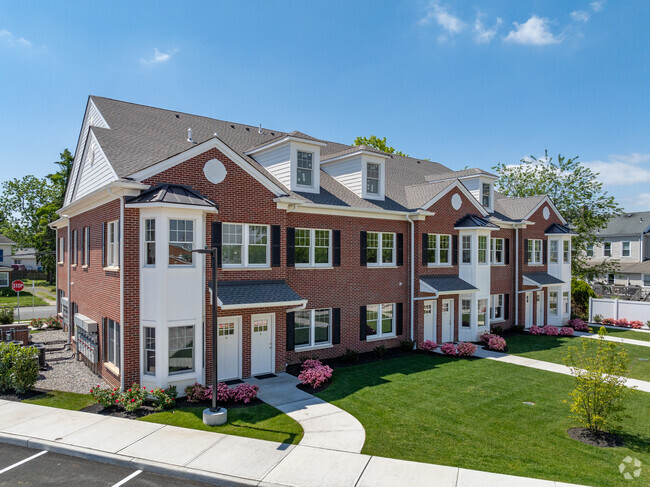 Shrewsbury Manor at Allen Place - Shrewsbury Manor at Allen Place Apartments