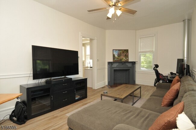 Photo - 76 Western Ave Unidad 2