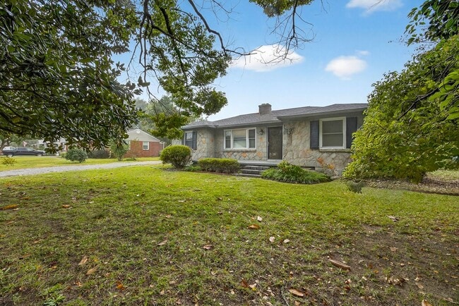 Building Photo - HUGE YARD IN THE HEART OF WECO!