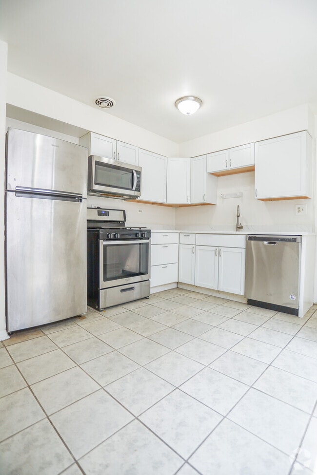 Building Photo - 1632 W Pratt Blvd Unit #2S Rental