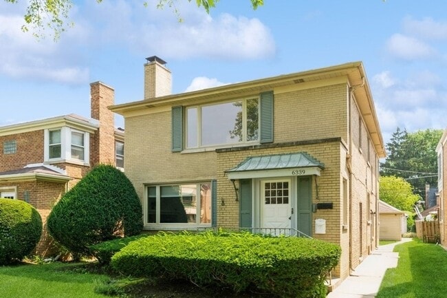 Building Photo - Spacious 2 Bedroom on Quiet Street featuring Central Air, Fireplace, Dishwasher, Private Screened...