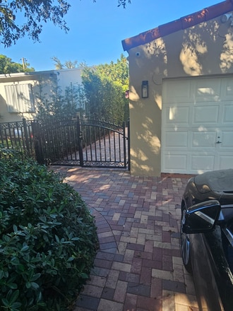 Building Photo - 2385 SW 25th St Unit Apt - Silver Bluff-Gables