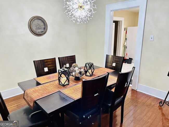 Photo - 686 Robert Henry St