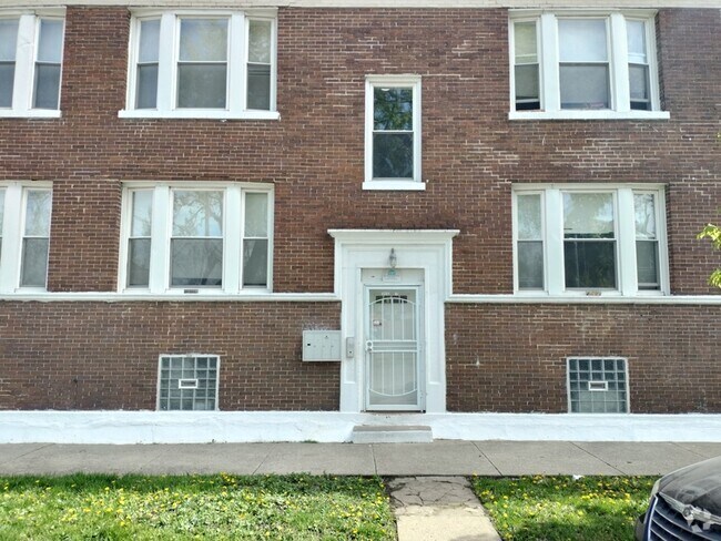 Building Photo - 1413 W 66th St Rental