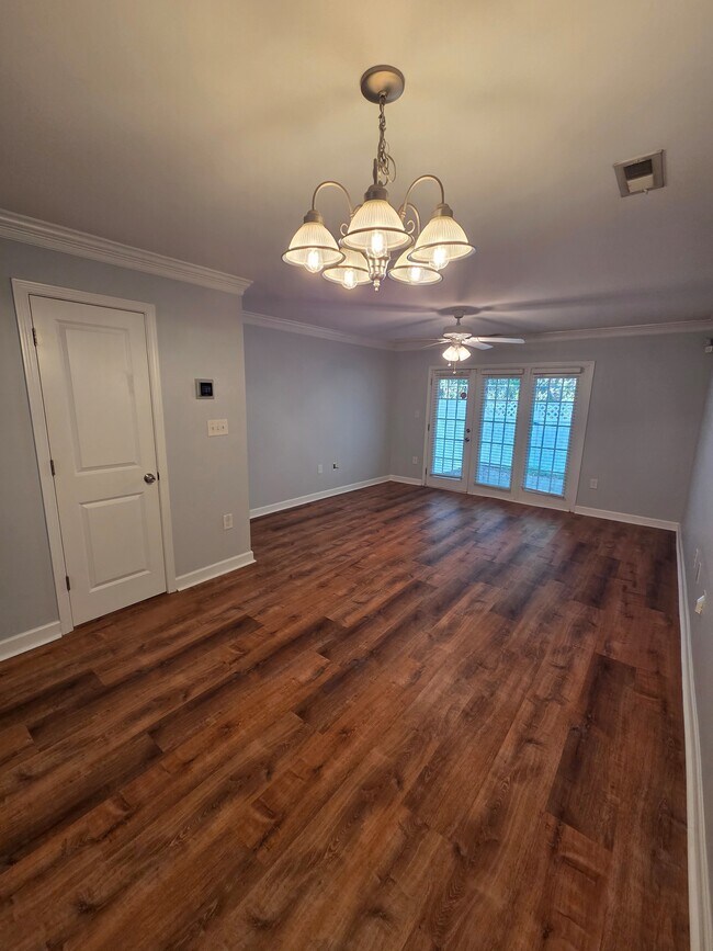 1215 Green Oaks Ln
